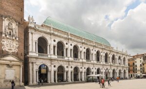 edificio pubblico che affaccia su Piazza dei Signori a Vicenza, con logge rinascimentali progettate dall'architetto rinascimentale Andrea Palladio; fa parte del sistema museale civico