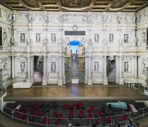 teatro di Vicenza progettato dall'architetto rinascimentale Andrea Palladio, primo e più antico teatro stabile coperto dell'epoca moderna; parte del sistema museale di Vicenza