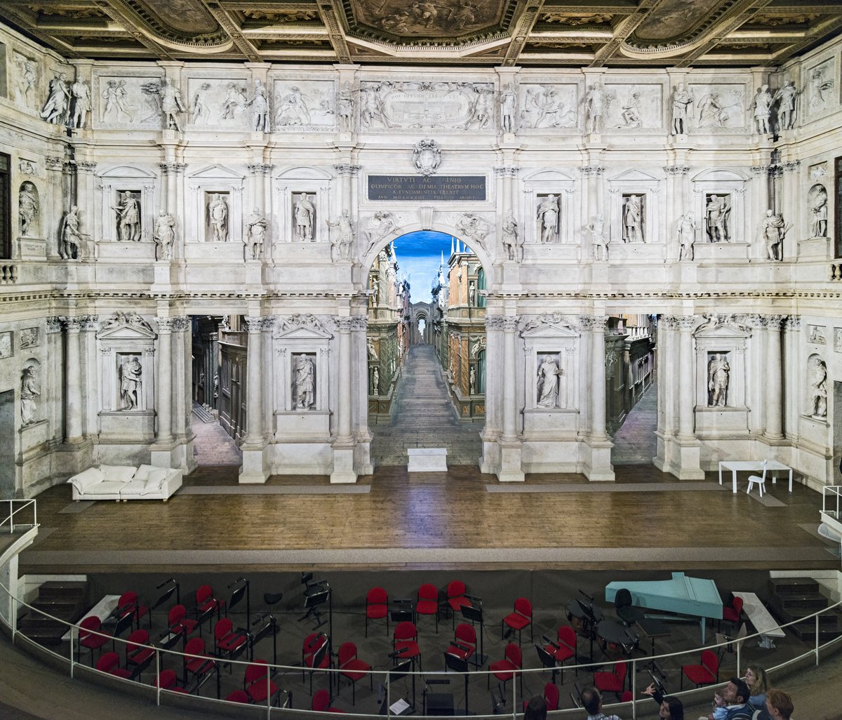 teatro di Vicenza progettato dall'architetto rinascimentale Andrea Palladio, primo e più antico teatro stabile coperto dell'epoca moderna; parte del sistema museale di Vicenza