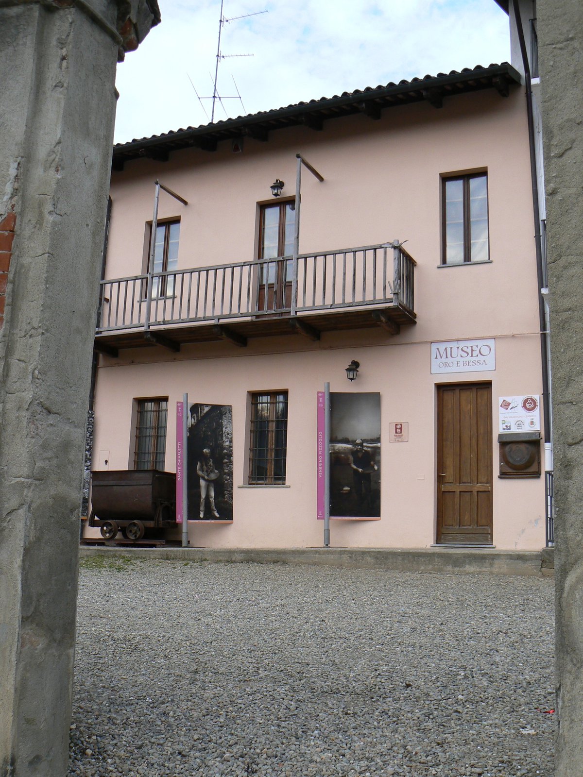 Copertina itinerario Ecomuseo dell'oro della Bessa: antica miniera romana con cumuli di ciottoli alti 10 metri