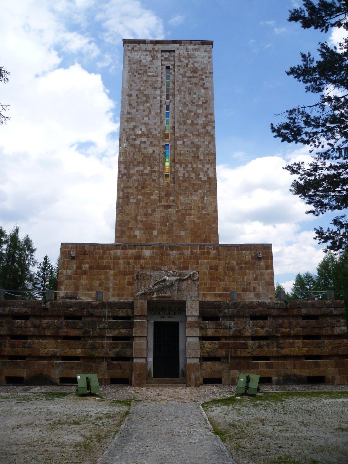 Copertina itinerario Ossário de Pocol: sacrário com 9.700 mortos e vista para as Tofane