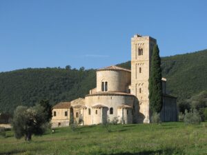 edificio religioso di Castelnuovo dell'Abate, nel comune di Montalcino
