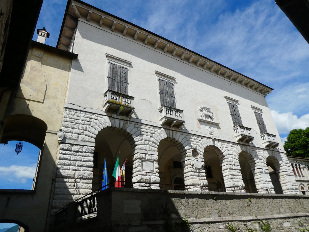 Copertina itinerario Teatro De La Sena: Horseshoe-shaped hall with frescoes and active theater season