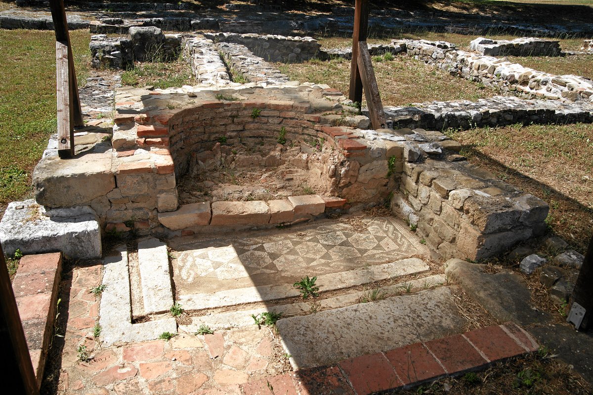 Copertina itinerario Grumentum: Anfiteatro Romano da 6000 Posti e Terme Intatte in Basilicata