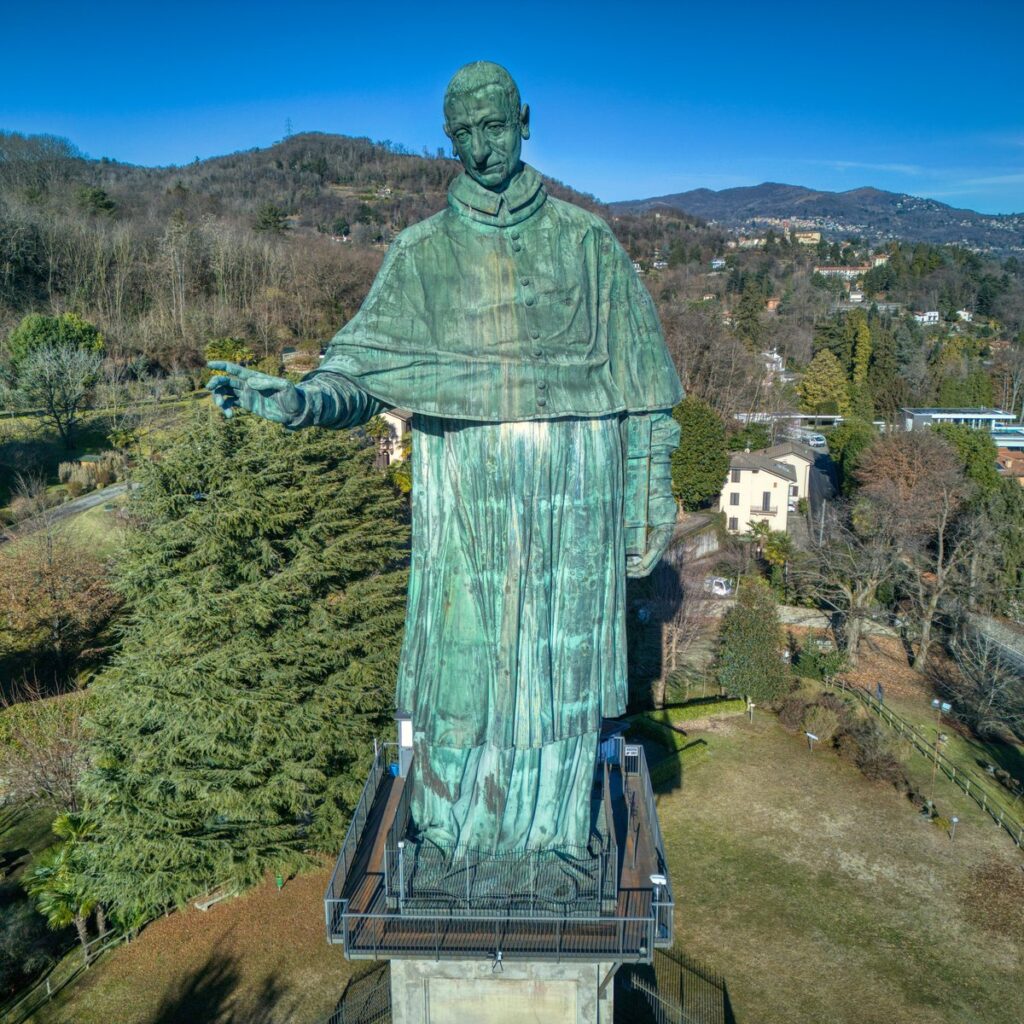 statua monumentale ad Arona, Italia