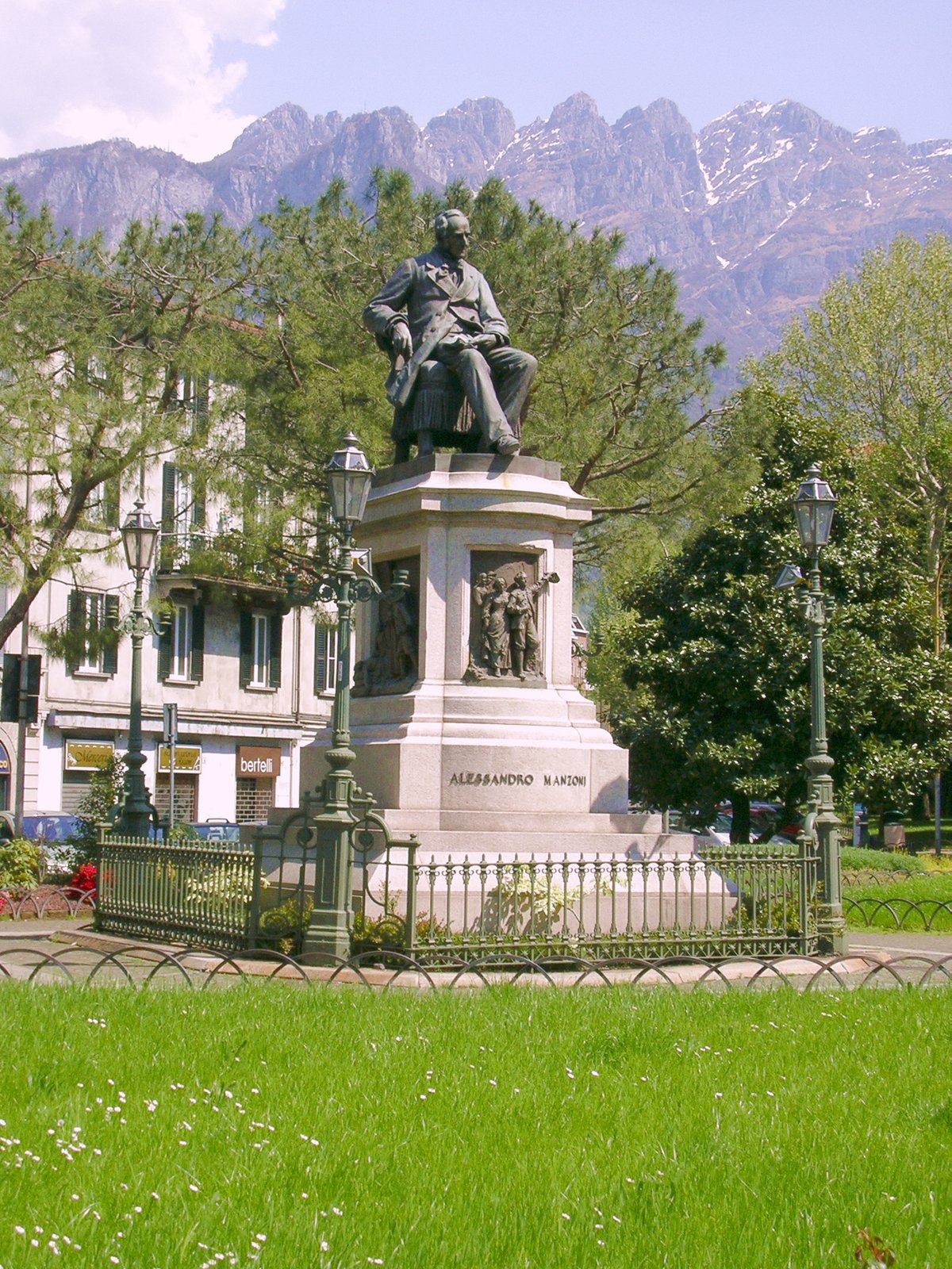 Monument à Alessandro Manzoni
