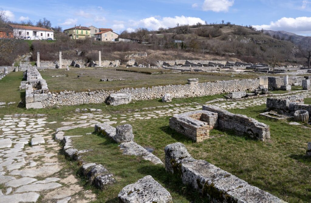 antica città in Abruzzo e sito archeologico nel comune italiano di Massa d'Albe (AQ)