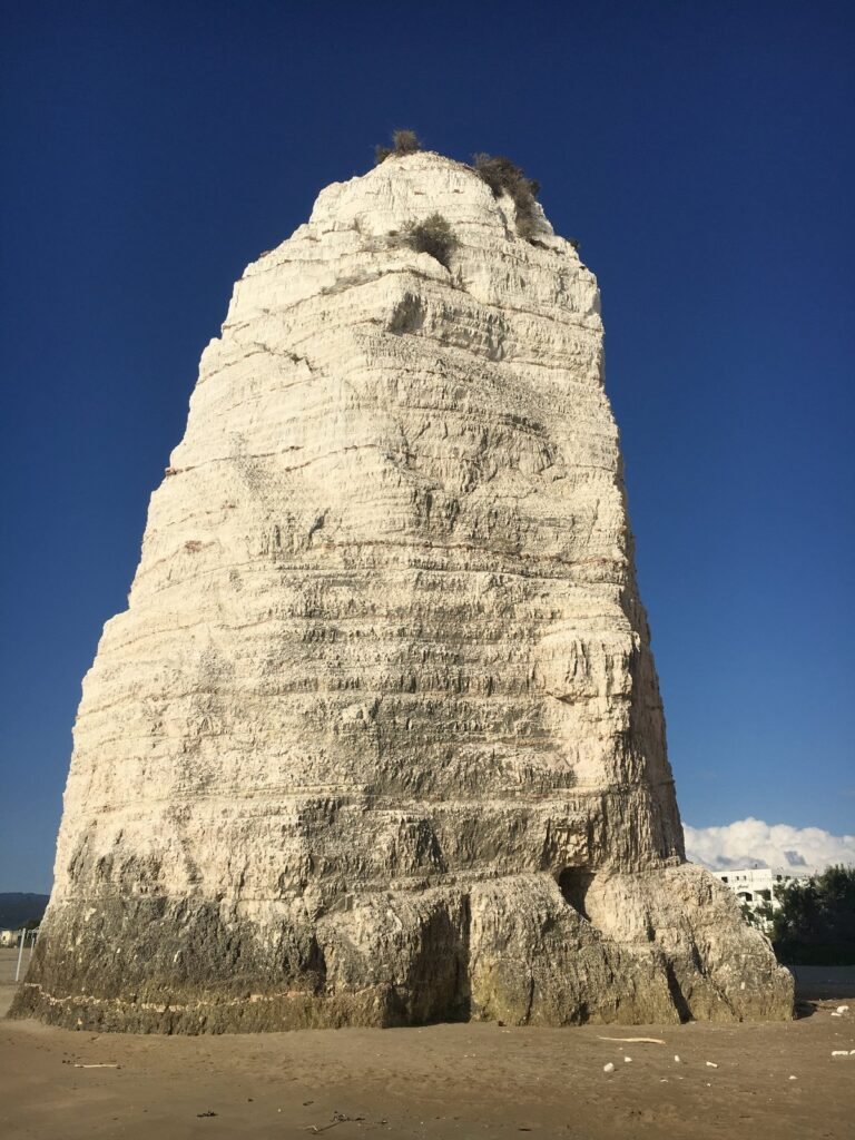 monolite in pietra calcarea bianca alto circa 25 metri, situato nella spiaggia del Castello a Vieste, a sud del centro abitato; è uno dei simboli della cittadina