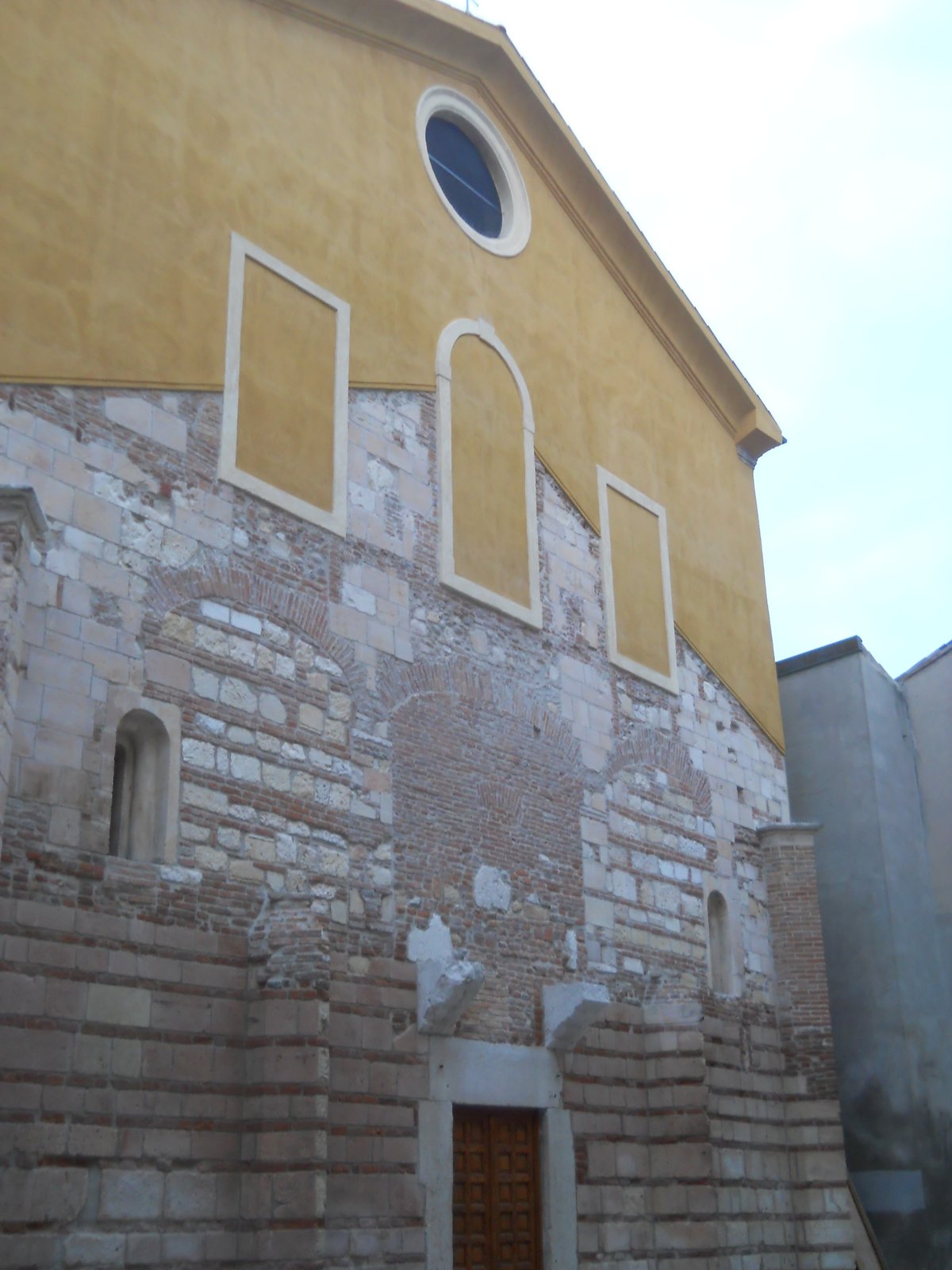 Copertina itinerario Church of the Holy Apostles Verona: 14th-Century Frescoes and Early Christian Crypt