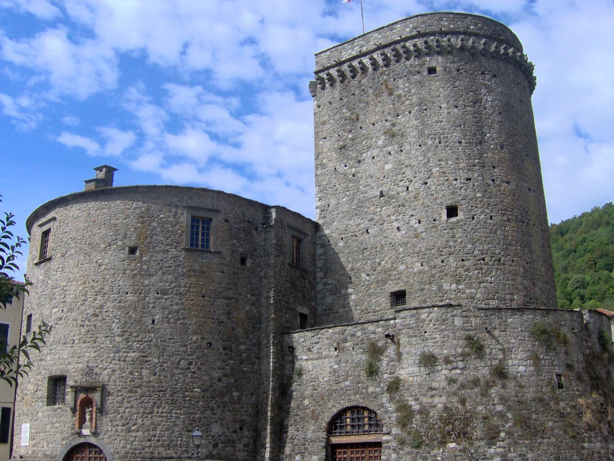 Copertina itinerario Fieschi Castle: Medieval Manor with Cylindrical Towers and Views over Val di Vara