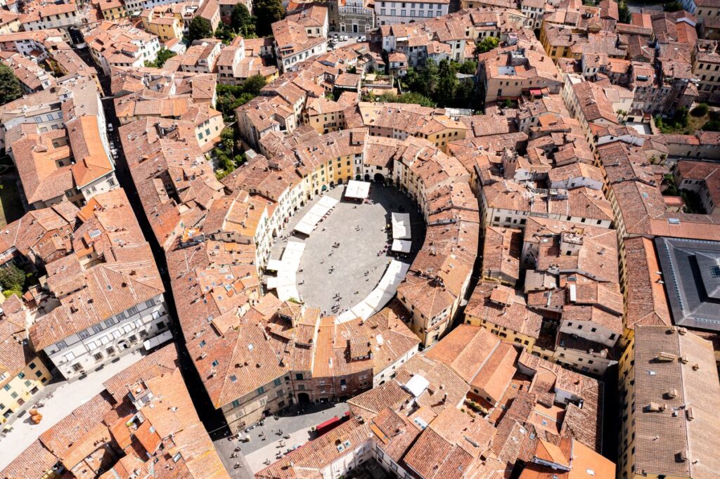 piazza della città di Lucca, edificata sui resti dell'antico anfiteatro romano