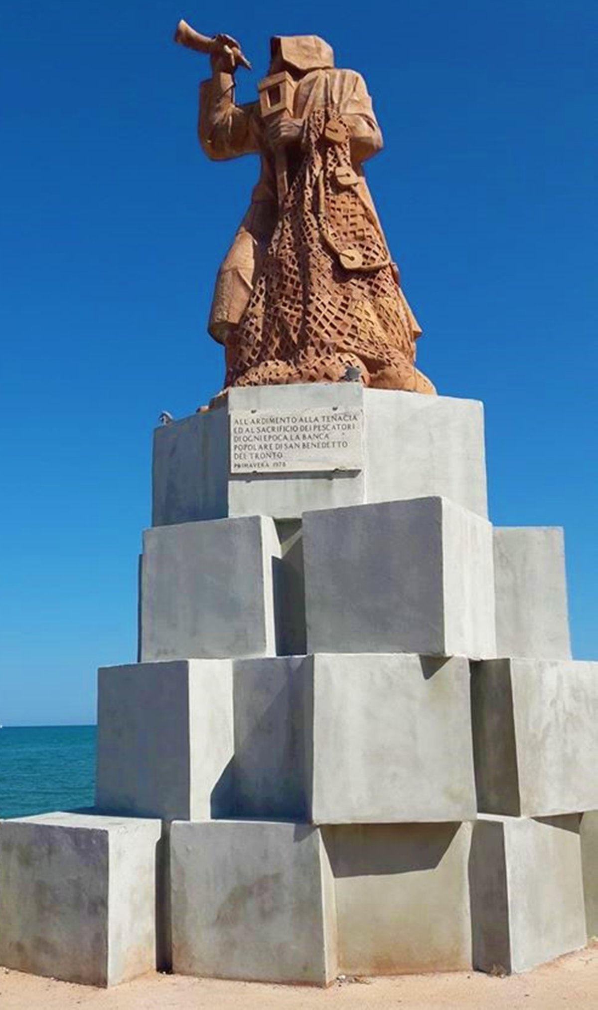 Copertina itinerario Monumento al pescador: escultura en bronce de Aldo Sergiacomi en el paseo marítimo Sur