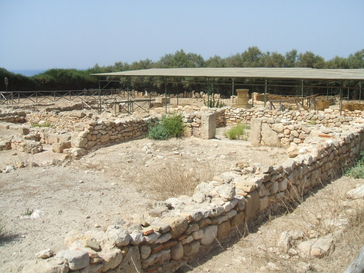 Copertina itinerario كامارينا: أطلال يونانية تطل على شاطئ رملي في راغوزا