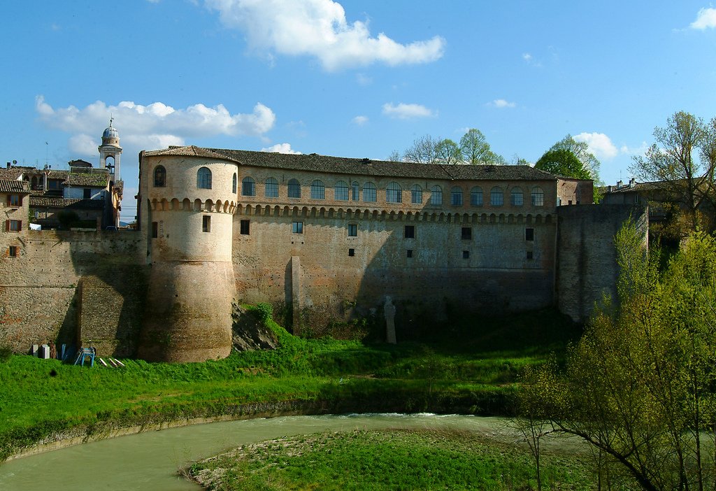 Copertina itinerario Palacio Ducal de Urbania: Biblioteca histórica con manuscritos raros y patios renacentistas con frescos