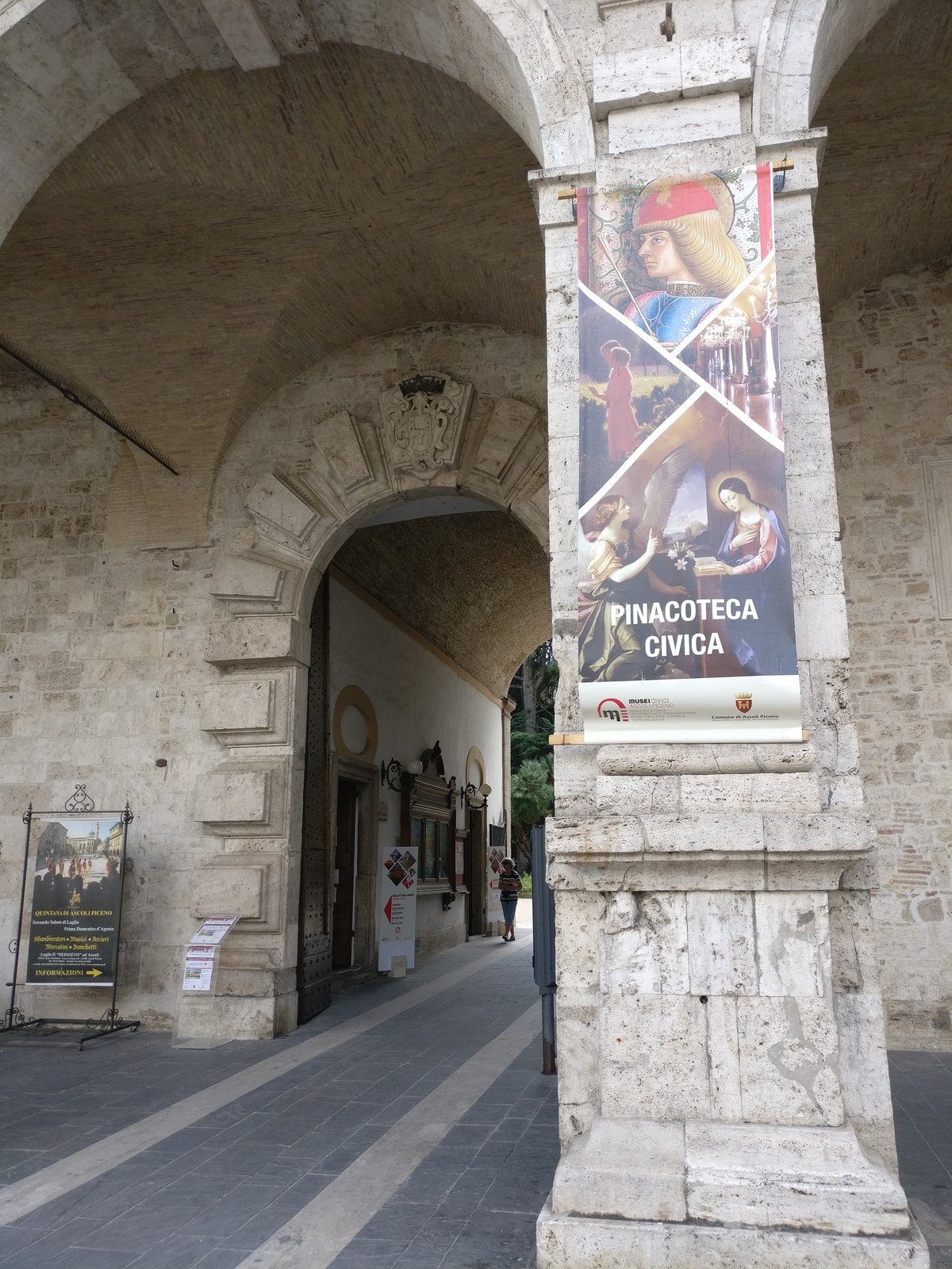 Copertina itinerario Pinacoteca Cívica de Ascoli Piceno: Políptico de Crivelli y arte de las Marcas en el Palazzo dell'Arengo