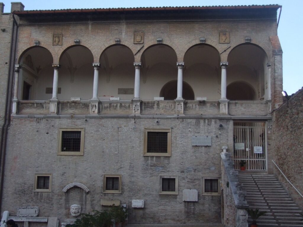 edificio sede della signoria Malatestiana, ospita il museo archeologico e la pinacoteca civica a Fano, Pesaro-Urbino