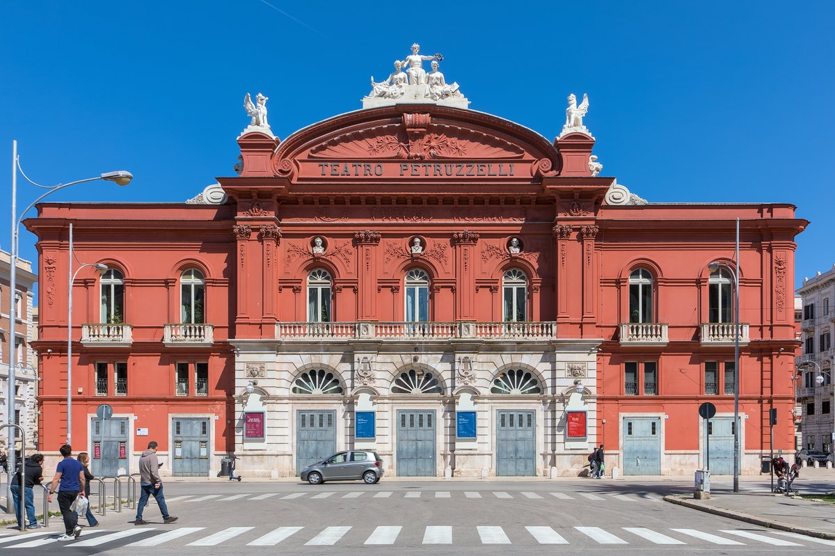 Copertina itinerario Petruzzelli-Theater in Bari: Italiens größtes Privattheater mit roter und goldener Saalgestaltung