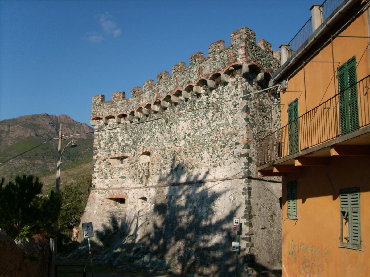 Copertina itinerario Castelo de Levanto: torre quadrada medieval com vista sobre o Golfo do Tigúlio