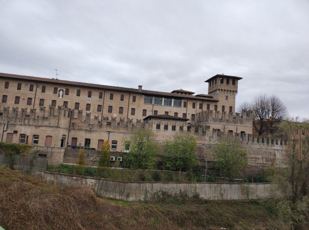ex fortificazione edificata in piena età altomedievale a Pontevico, in Provincia di Brescia, utilizzata come sede di un istituto neuropsichiatrico