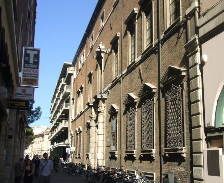 biblioteca pubblica a Rimini
