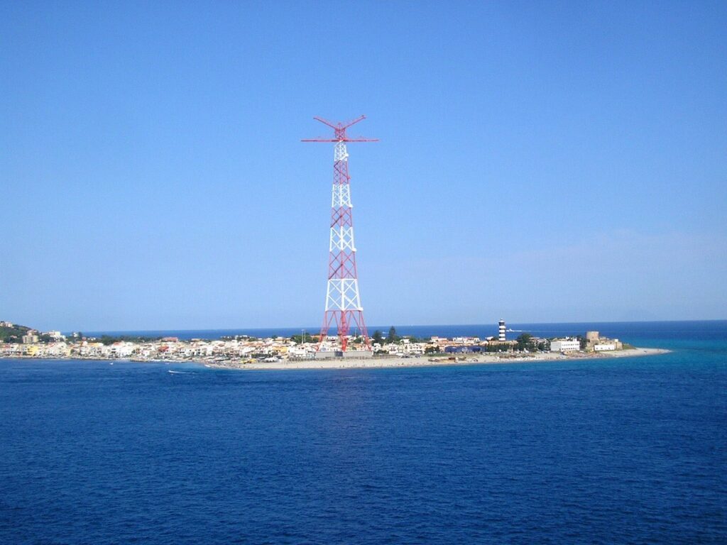 Piloni della corrente elettrica ai lati opposti dello Stretto di Messina