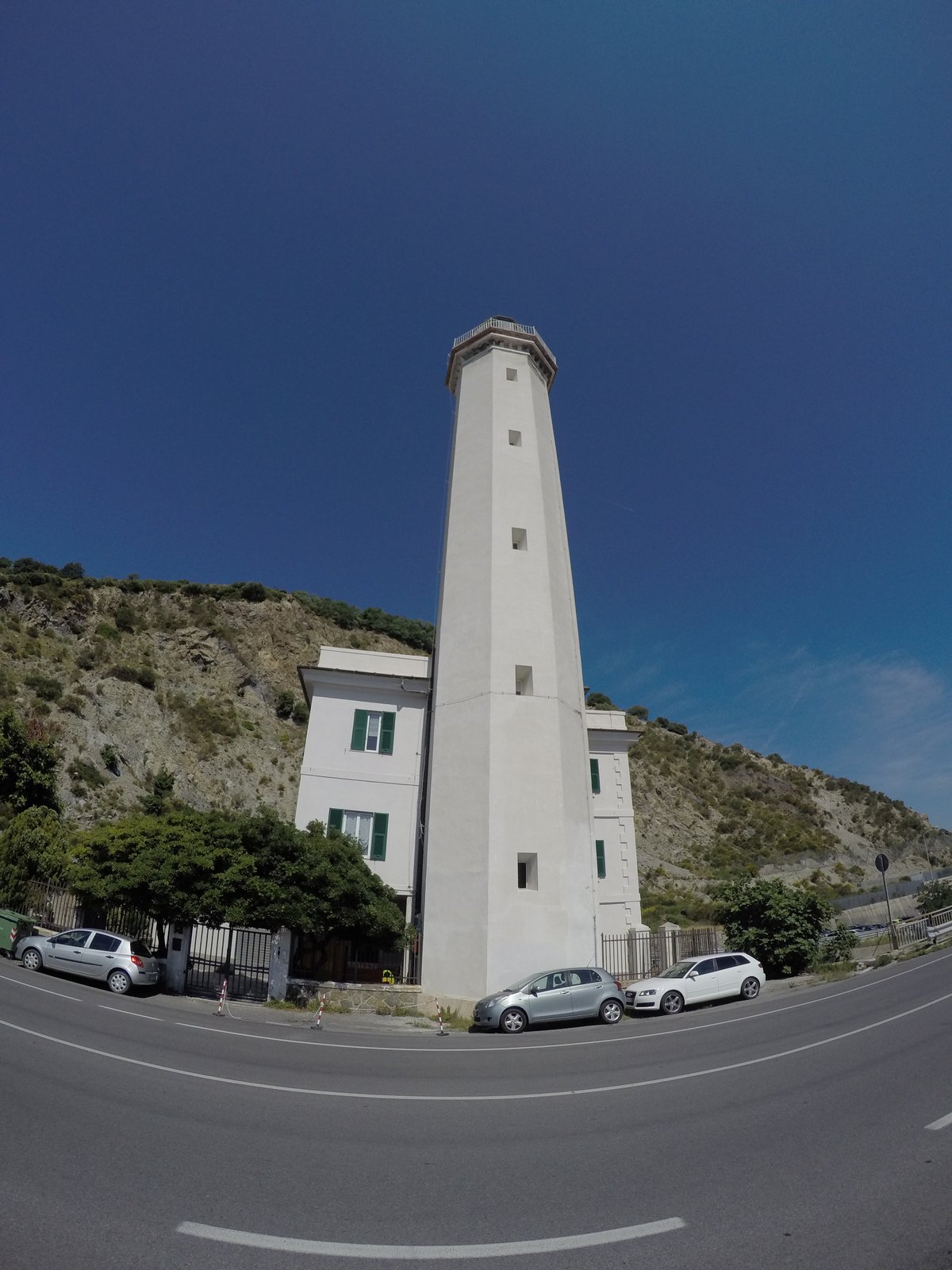 Copertina itinerario Faro Punta Vado a Bergeggi: il faro sul mare con vista Isola Bergeggi