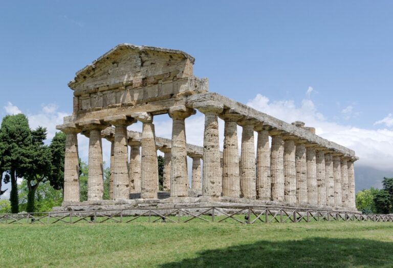 antico tempio greco del sito archeologico di Paestum, Italia