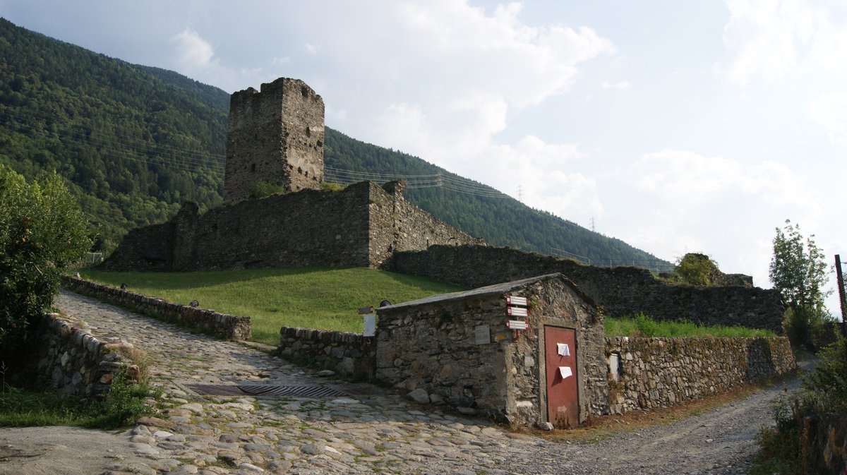 Copertina itinerario Castello Santa Maria Tirano: storia e vista sulla Valtellina