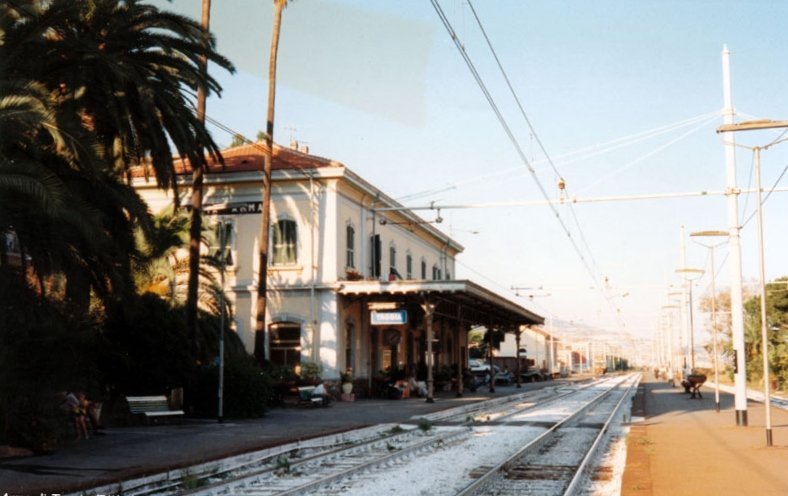ex-stazione ferroviaria italiana, soppressa nel 2001
