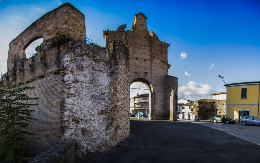 porta della cinta muraria di Forlì, Italia