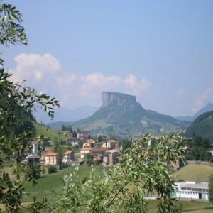 Immagine artistica di L'Uomo che Cammina 2026: Natura, Cammino e Spettacoli attorno alla Pietra di Bismantova (L'uomo che Cammina - NonFestival di Sacro e Natura - immagine non ufficiale)
