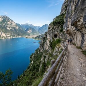 Rappresentazione artistica di Mondo Ponale: escursione guidata panoramica sulla leggendaria strada a picco sul Garda (immagine non ufficiale)